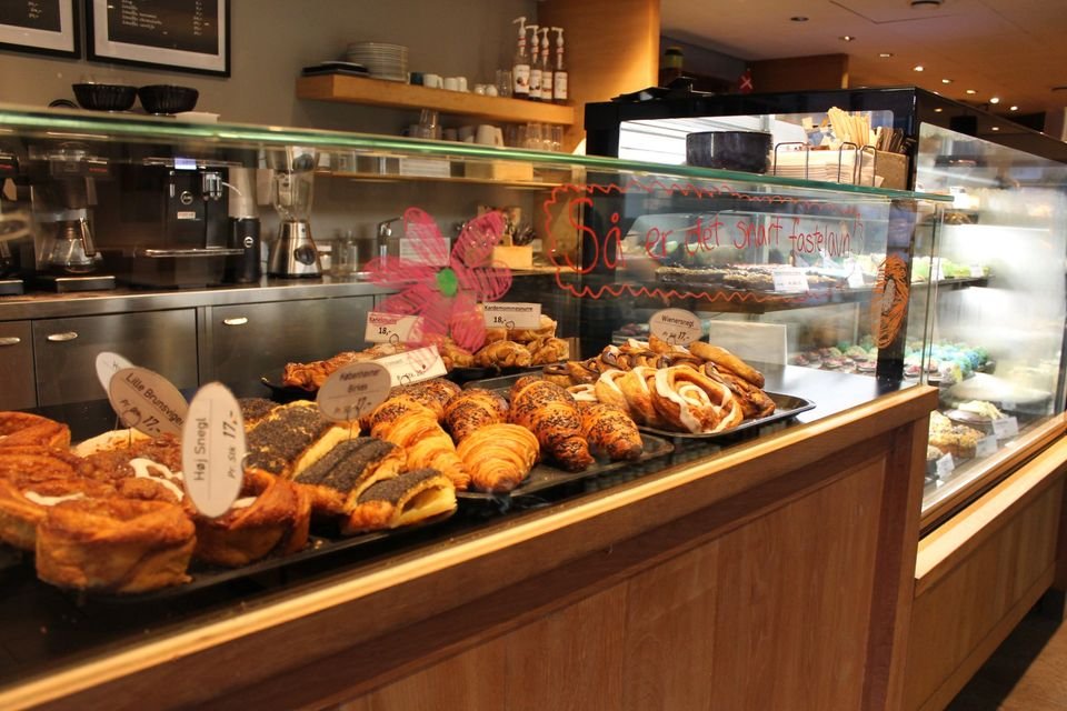 Friskbagte croissanter, snegle og wienerbrød ved disken