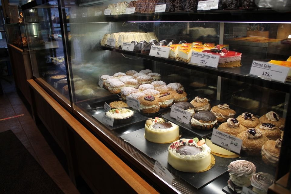 Udvalg af kager og cheesecake i caféens montre